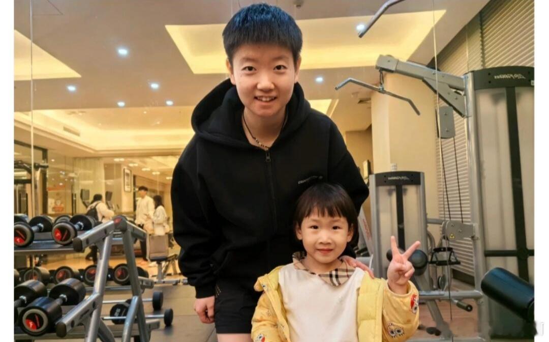四火哥女儿和王楚钦孙颖莎的合影，好萌的三个小孩👧🏻👶🏻👦🏻 