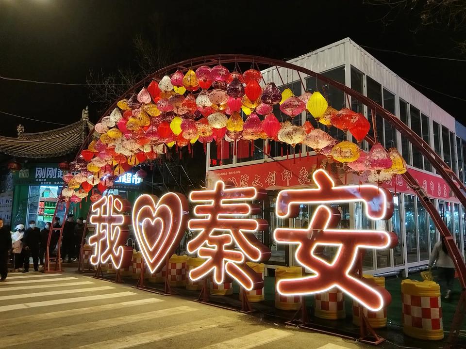 2025年🍑🍑🍑甘肃秦安桃花会
明天盛大开幕
今夜，秦安县中心广场上人潮涌