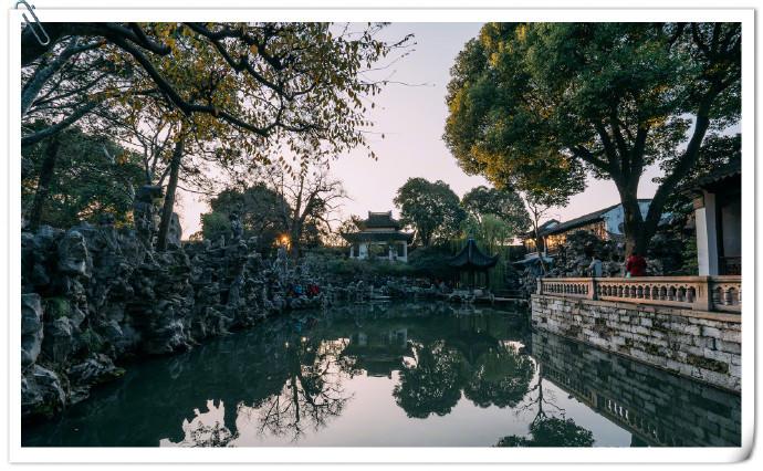 狮子林位于河北承德，始建于1747年，乾隆游苏州后仿建。 “林有竹万，竹下多怪石