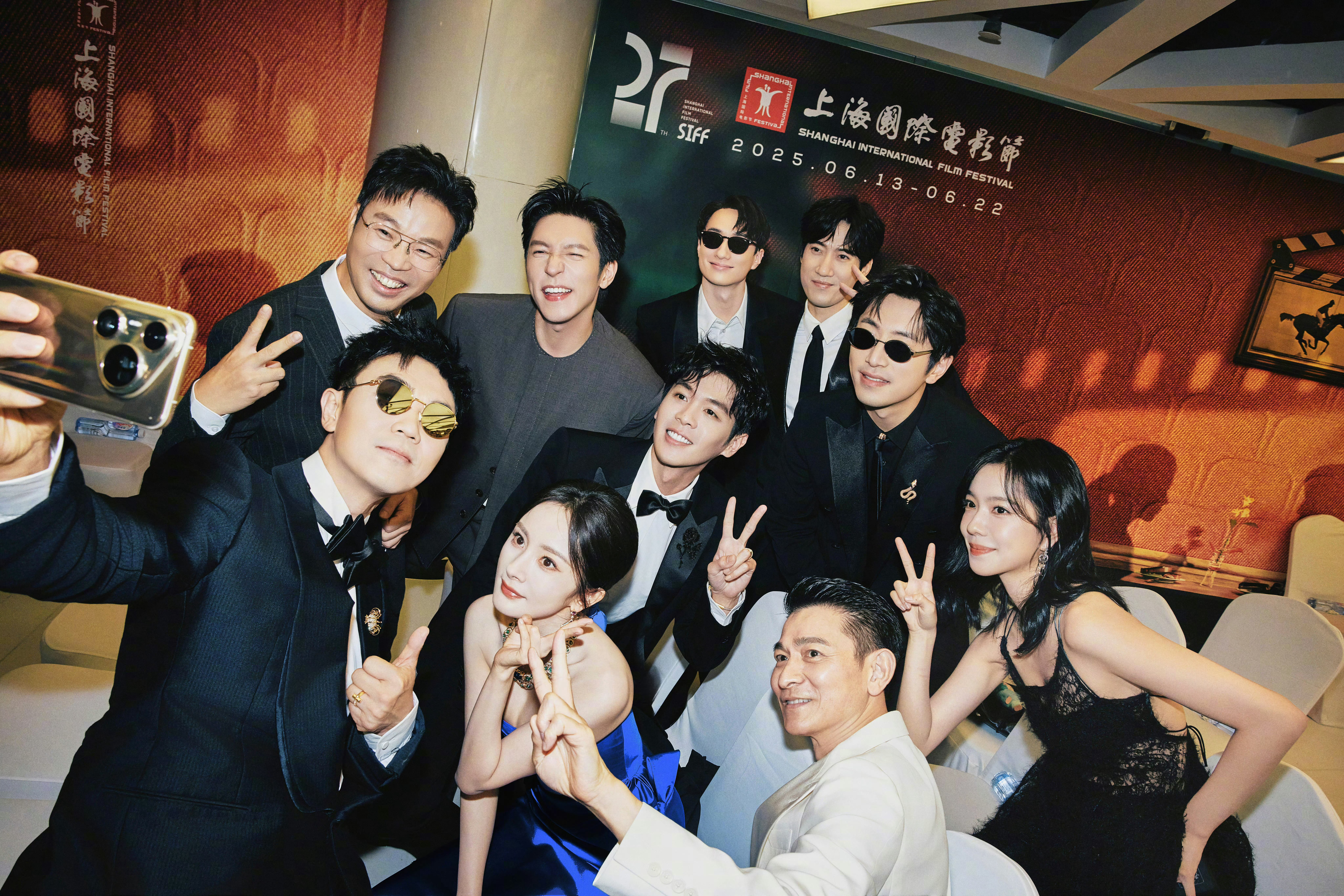 杨幂郑玉婷 长安的荔枝后台合影+2们荔枝剧组反差感这么强！[喵喵][喵喵] ​​
