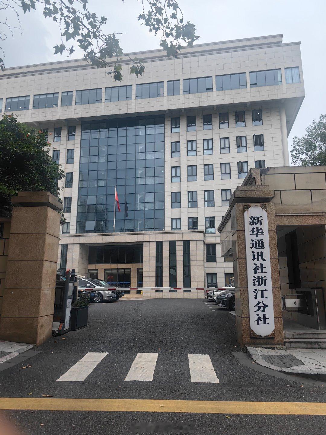 来这边办事。突然发现，这里是曾经的我奶奶家（胜利新村过渡房）对面。呆住。 