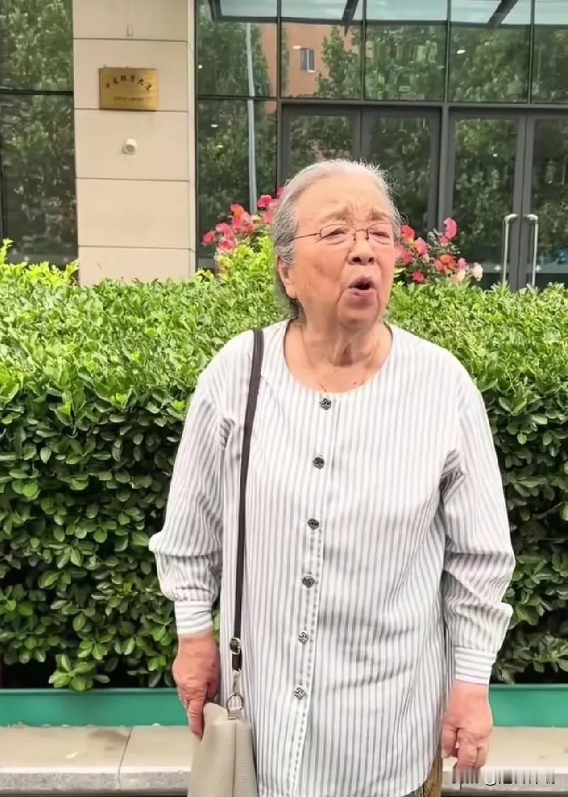 90岁老戏骨去菜市场给重孙买吃的，被喊一声“容嬷嬷”当场委屈：我明明演了60年好