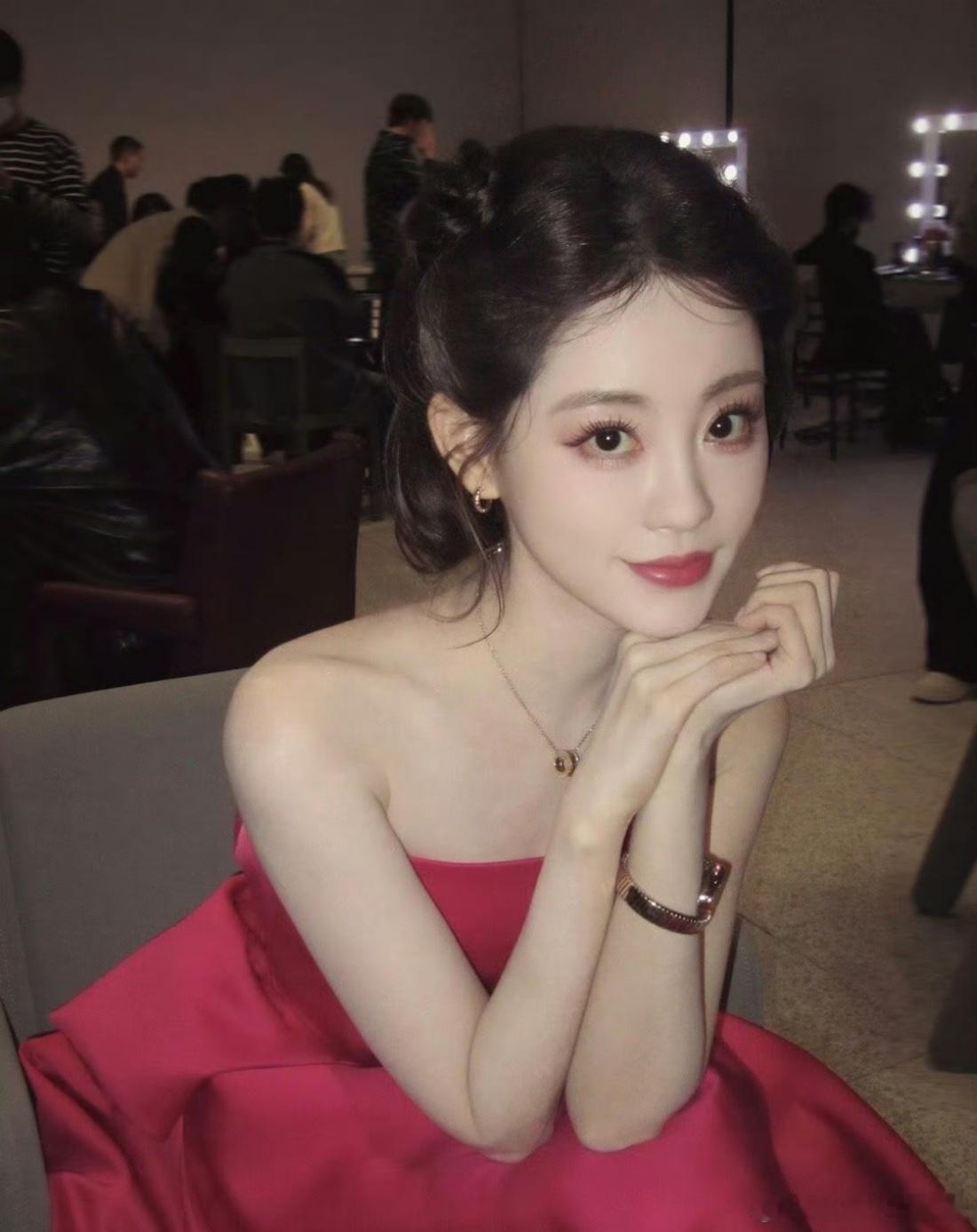 祝绪丹昨天两套造型 特别喜欢祝绪丹白天那套街头造型，黑色网纱裙搭配红玫瑰的设计既