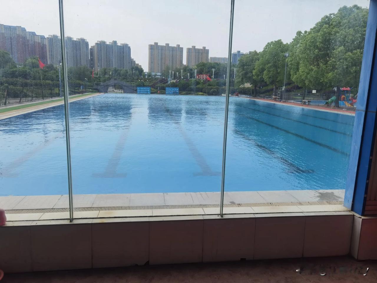 昨天气温高，达34度，游泳人不少，今天，气温突然下降了，最高温度24度，下降10