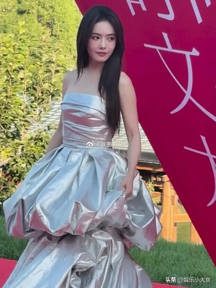 蔡文静出席栩栩华生时尚文化大赏，一袭银色拖地礼服裙美得耀眼。 ​​​