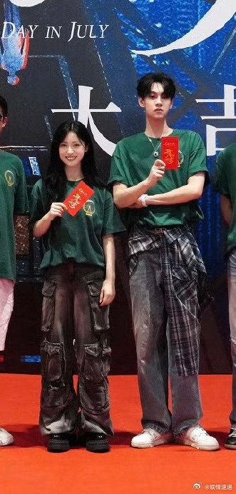沈月田栩宁合照沈月田栩宁开机合照 ​​​也不吃 ​​​