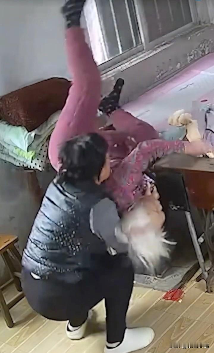 这一幕太惊险了，看得人胆战心惊！
       84岁的老奶奶正在炕上叠被子，突