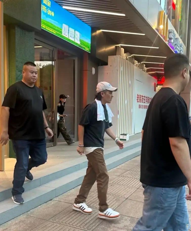 45岁陈冠希在上海一间港式茶餐厅吃饭被偶遇，他的穿衣打扮一言难尽，脖子上搭着一条