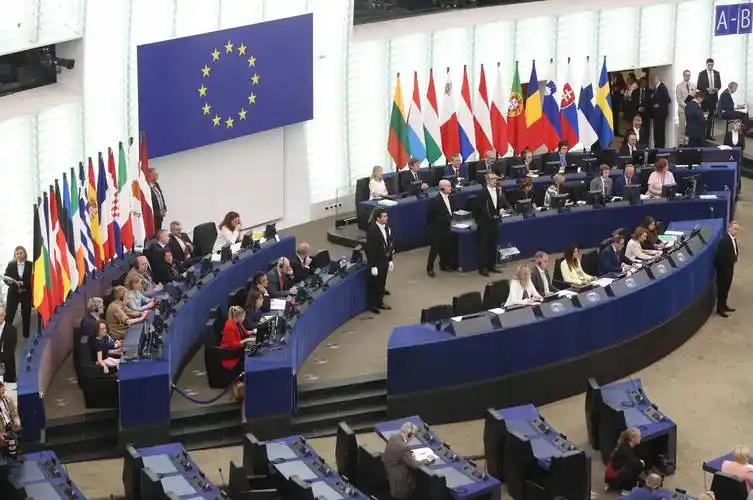 欧洲最近小动作不断，开始刷存在感了。
欧盟公布《工业加速器法案》，虽没提中国，但