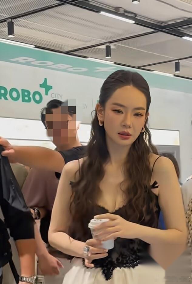 我问老公：“戚薇身材也就那样吧，李承铉咋就那么上头？ ” 他眼皮都没抬：“生理性