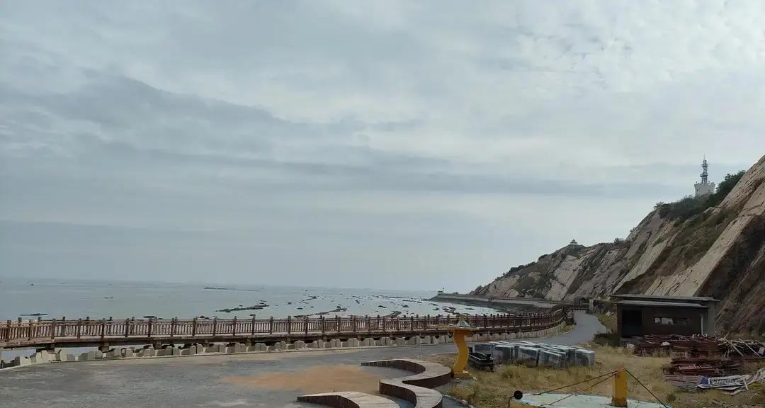 昨天中午接了个电话，是亲家从海南打过来的，亲家给我说她们两口子去了海南了，准备今