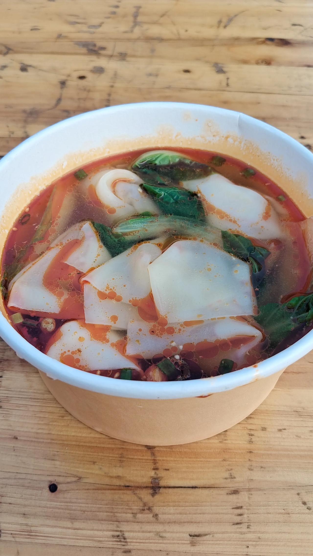 猜猜这是什么小吃，
你们那边叫什么名字？
在川渝地区，这个叫抄手，很有意思是吧，