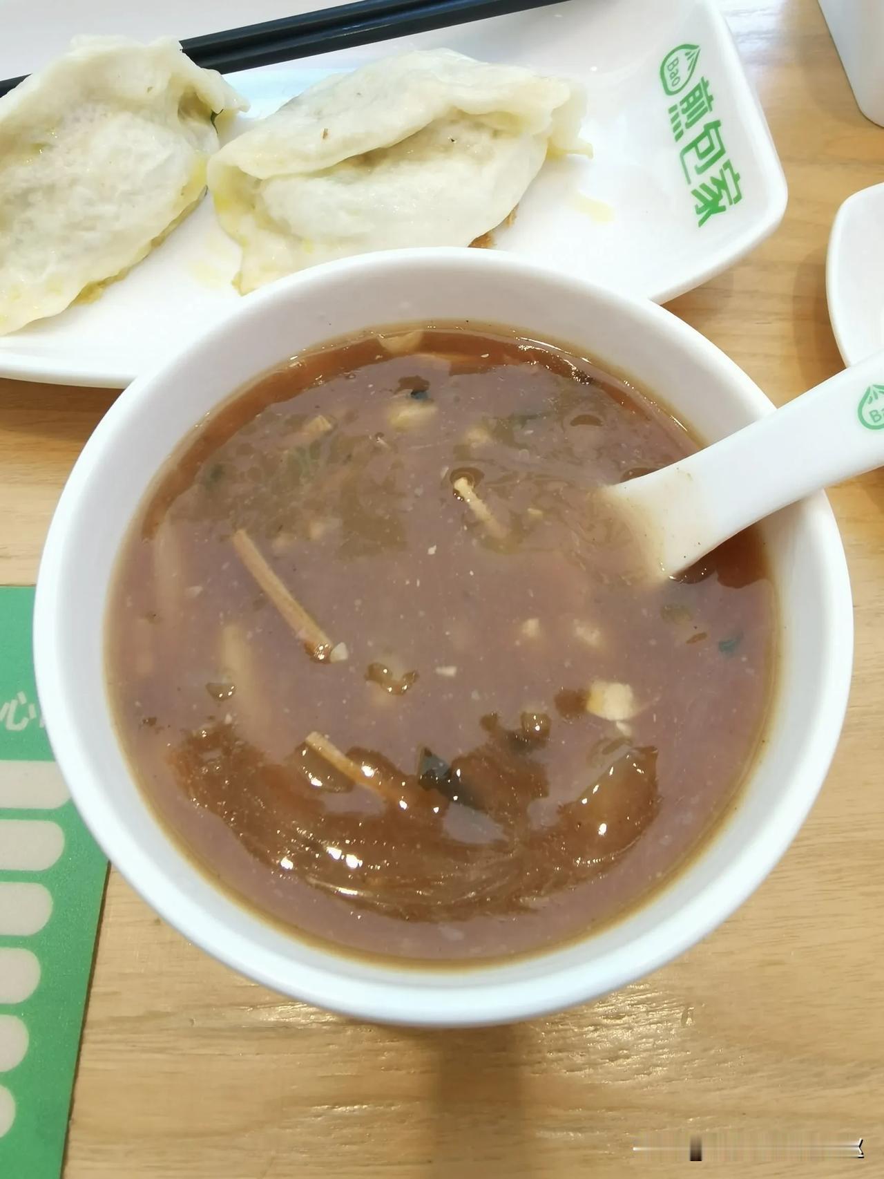 自己一个人的时候，午餐经常会去煎包家解决，两个素煎包+两碗粥正好。这次去，发现它