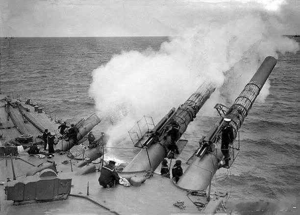 进行炮术训练的金刚，摄于1924年。看见捆绑在356mm主炮上面的训练用小炮，还