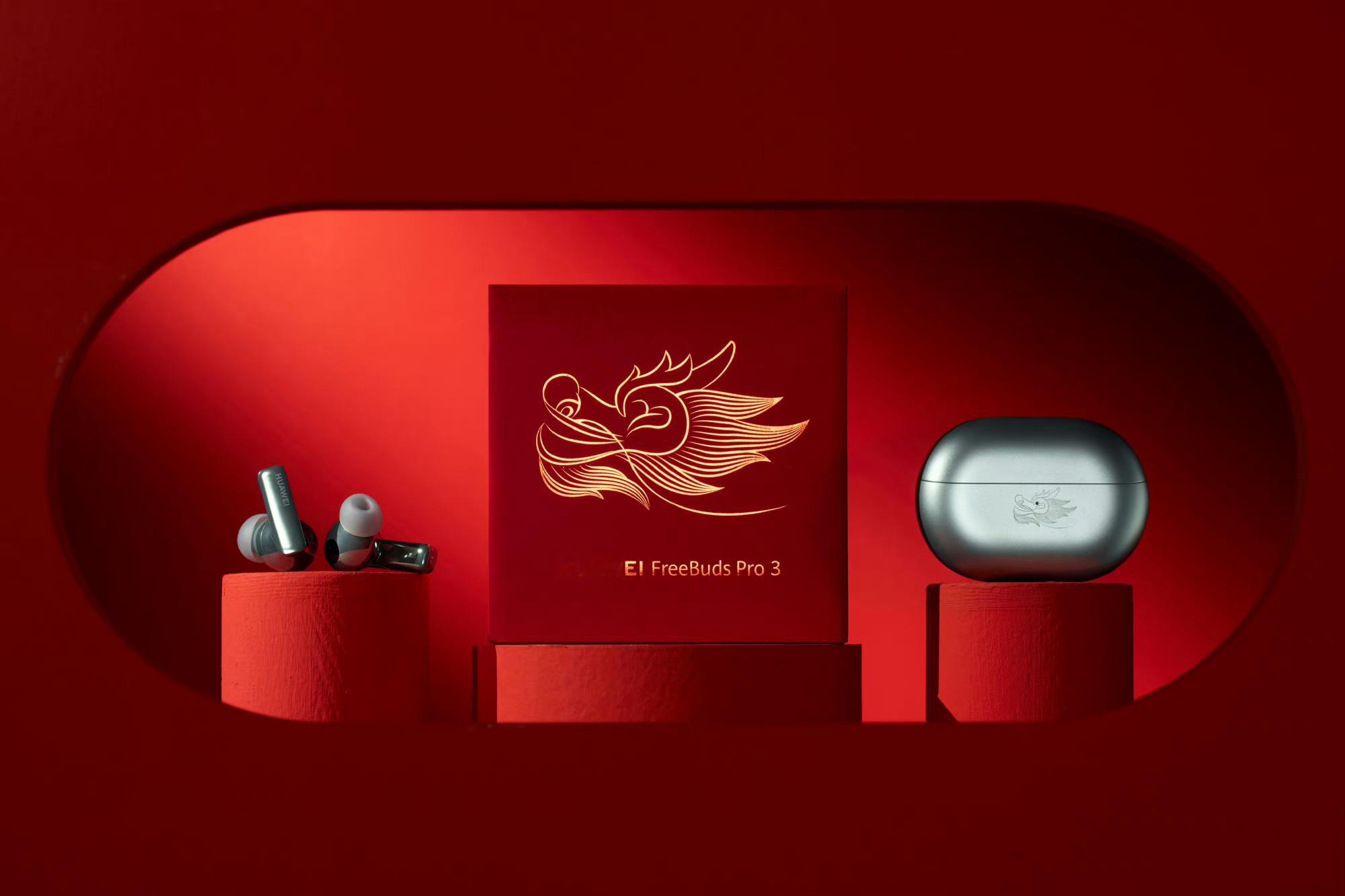 FreeBuds Pro 3龙年典藏版，耳机仓上有龙年镌刻图案，配上指示灯打开耳