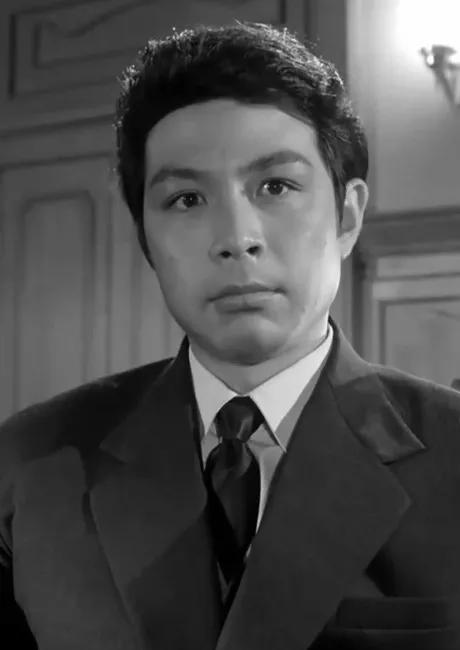 还记得他吗？电影《保密局的枪声》里的男主角刘啸尘，演员陈少泽的年轻时候。
高大的