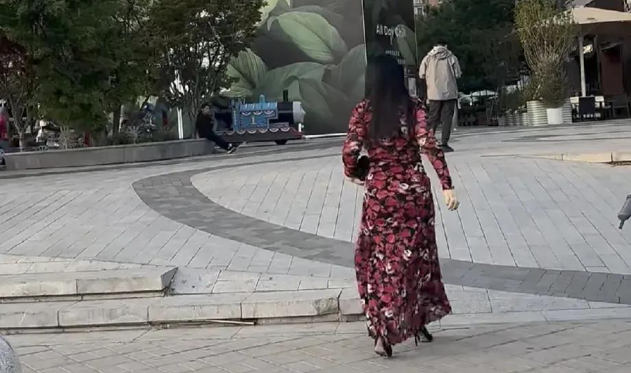 李湘半年瘦成水蛇腰，王岳伦两鬓有白发，两人同框吃饭是要复婚吗
李湘和王岳伦最近在