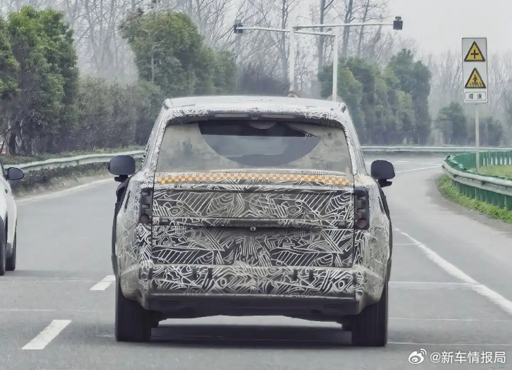 小米YU9车尾亮了新车情报局日前，网上曝光了一张小米“昆仑”增程SUV的最新谍照