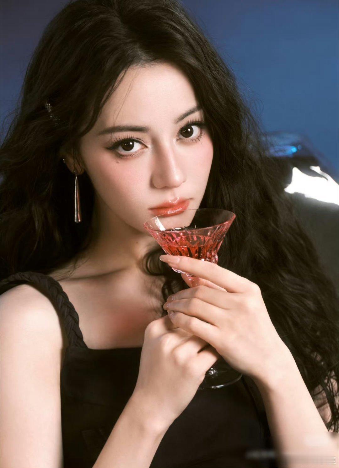 内心很孤单她都知道？这是没啥可黑的吧，别来大美女这沾边，别太关注热巴的私生活。 