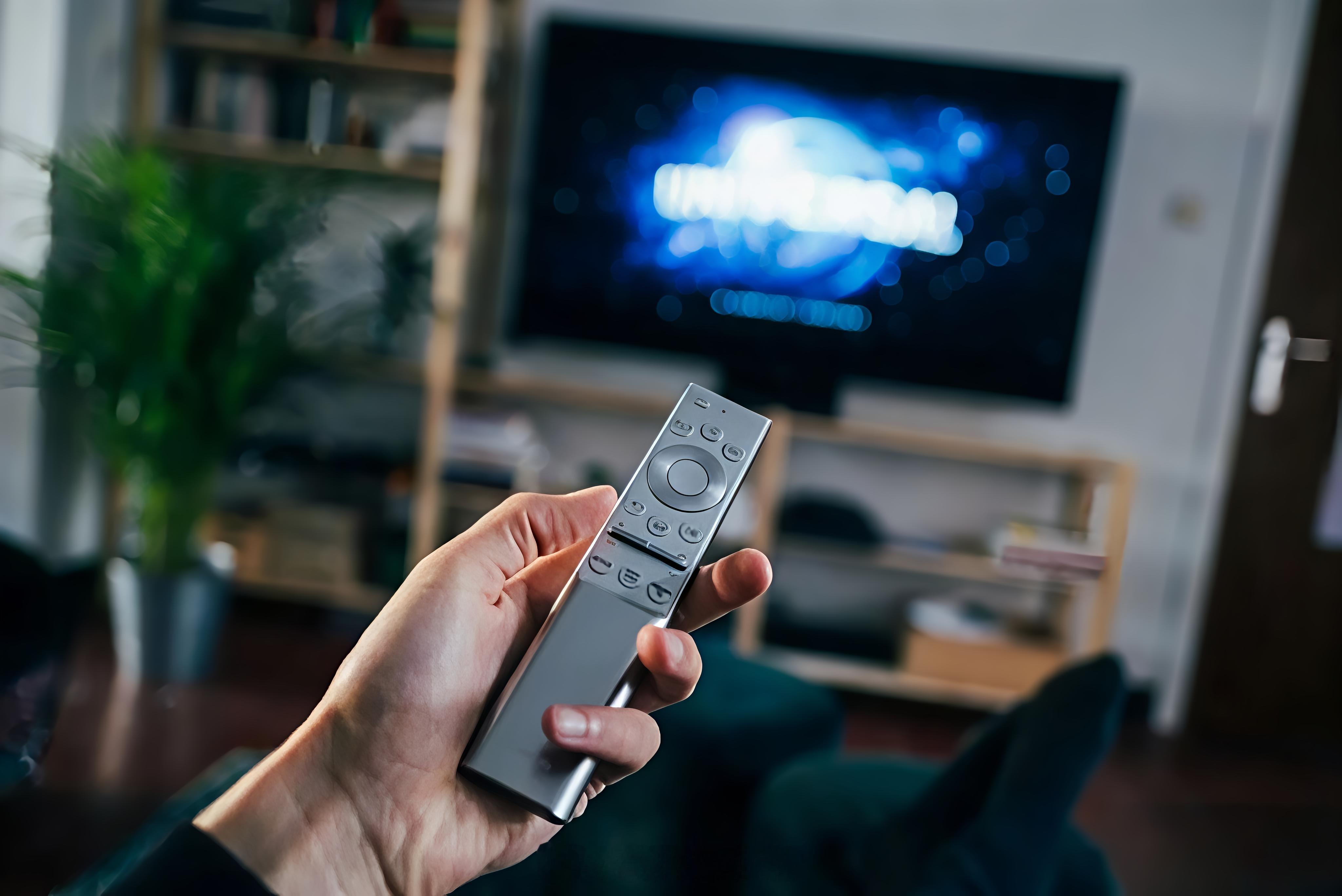 大家不是不爱看电视，是手机、投影和短剧把碎片时间撕得稀巴烂，开机率腰斩，会员比机