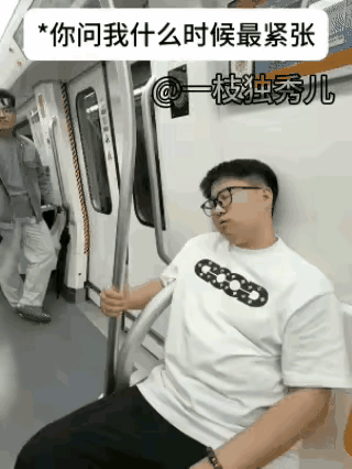 弄巧成拙，男子在地铁上被一女子扇了一耳光，但幸亏有视频作证，不然这个男孩子就真的