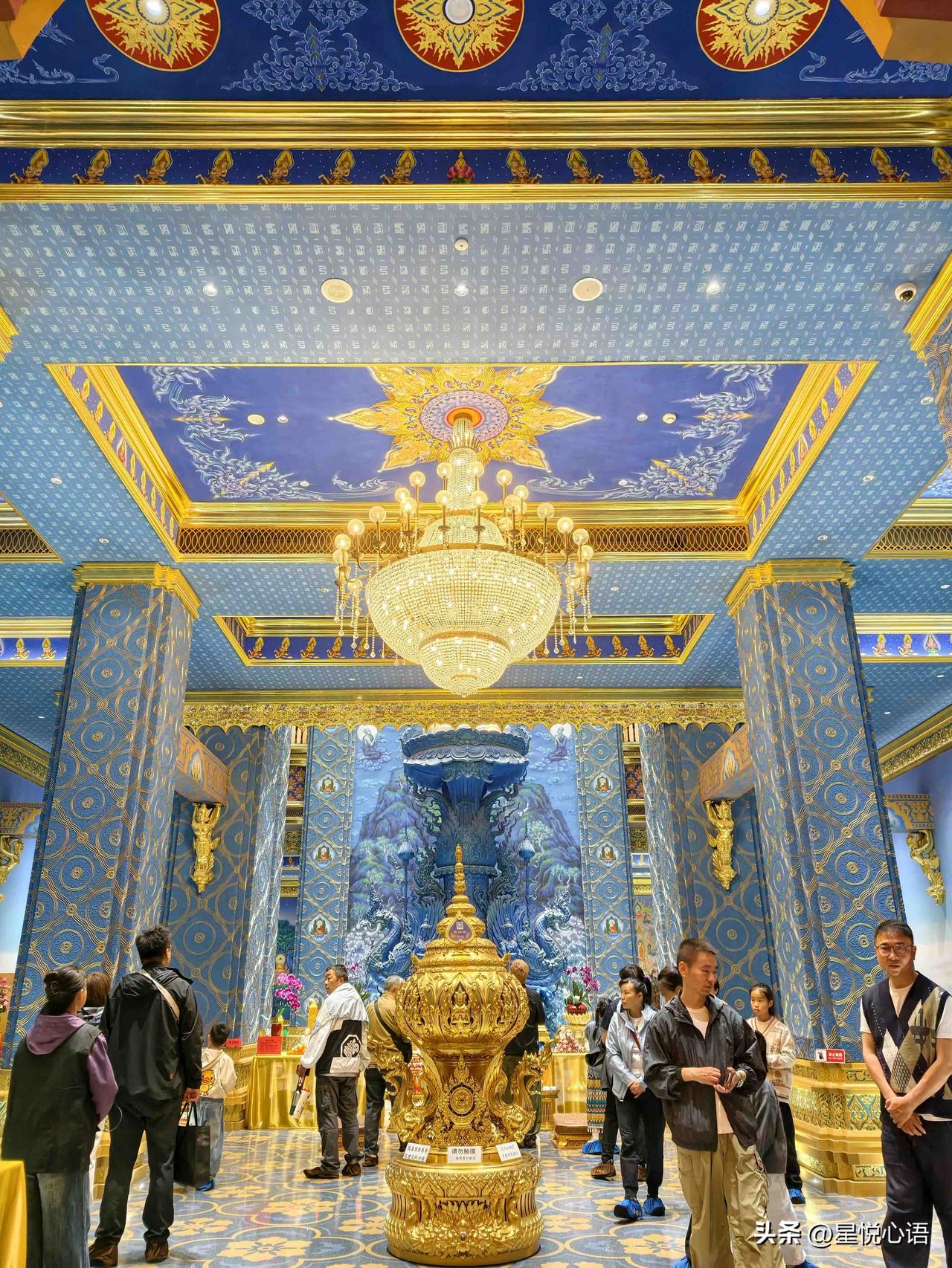 星光夜市旁的大金塔，内景太惊喜！
星光夜市挤破头，大金塔大殿却空无一人。

蓝金