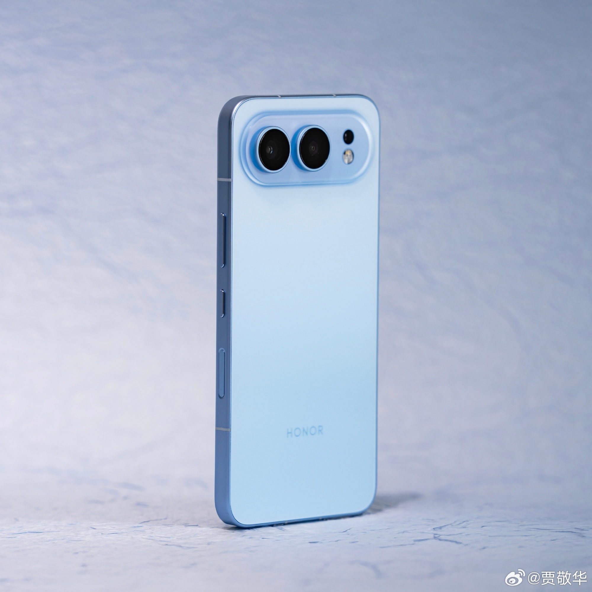 刚看到了荣耀500手机的外观图，真机据说手感更好，估计周末或者下周就要官宣了吧。