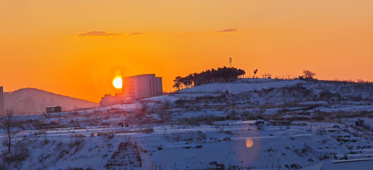 《雪霁朝吻》
雪山金照
        夜雪初晴，朝霞却已悄然洇染天际——先是淡