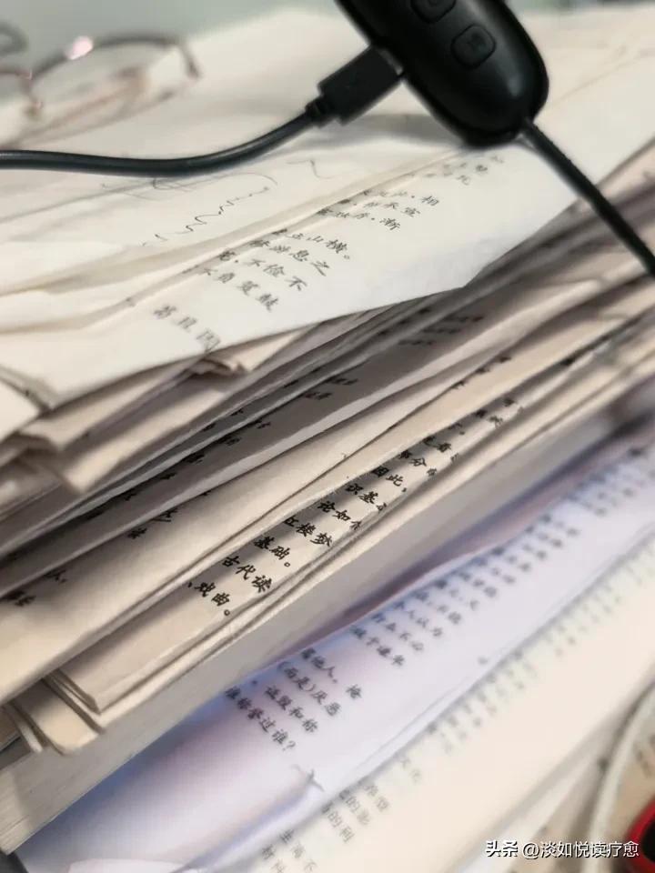 不是我的办公桌太乱，而是因为东西太多。不管怎样，上班心情还是要美美的。