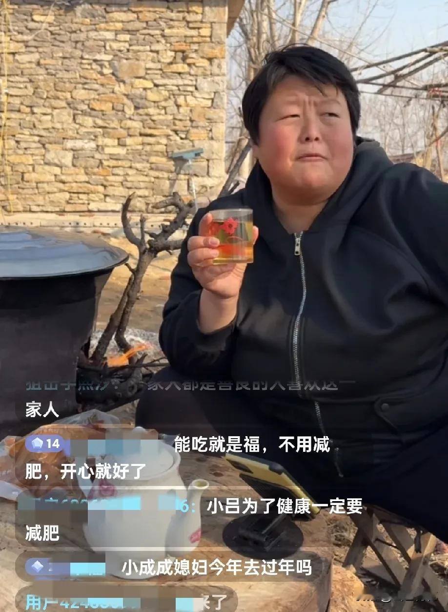 小吕说自己体重马上250斤的时候，老王开心的笑了，小吕脸立马黑了……


有粉丝