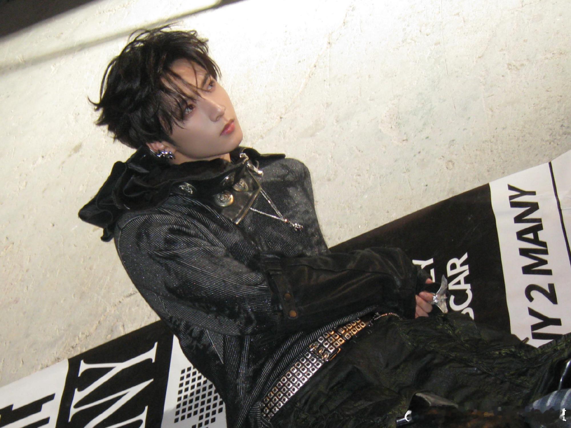 刘耀文怼脸拍刘耀文Too曼尼 刘耀文真是越怼脸拍越帅气，今天发布的新歌照片帅的有