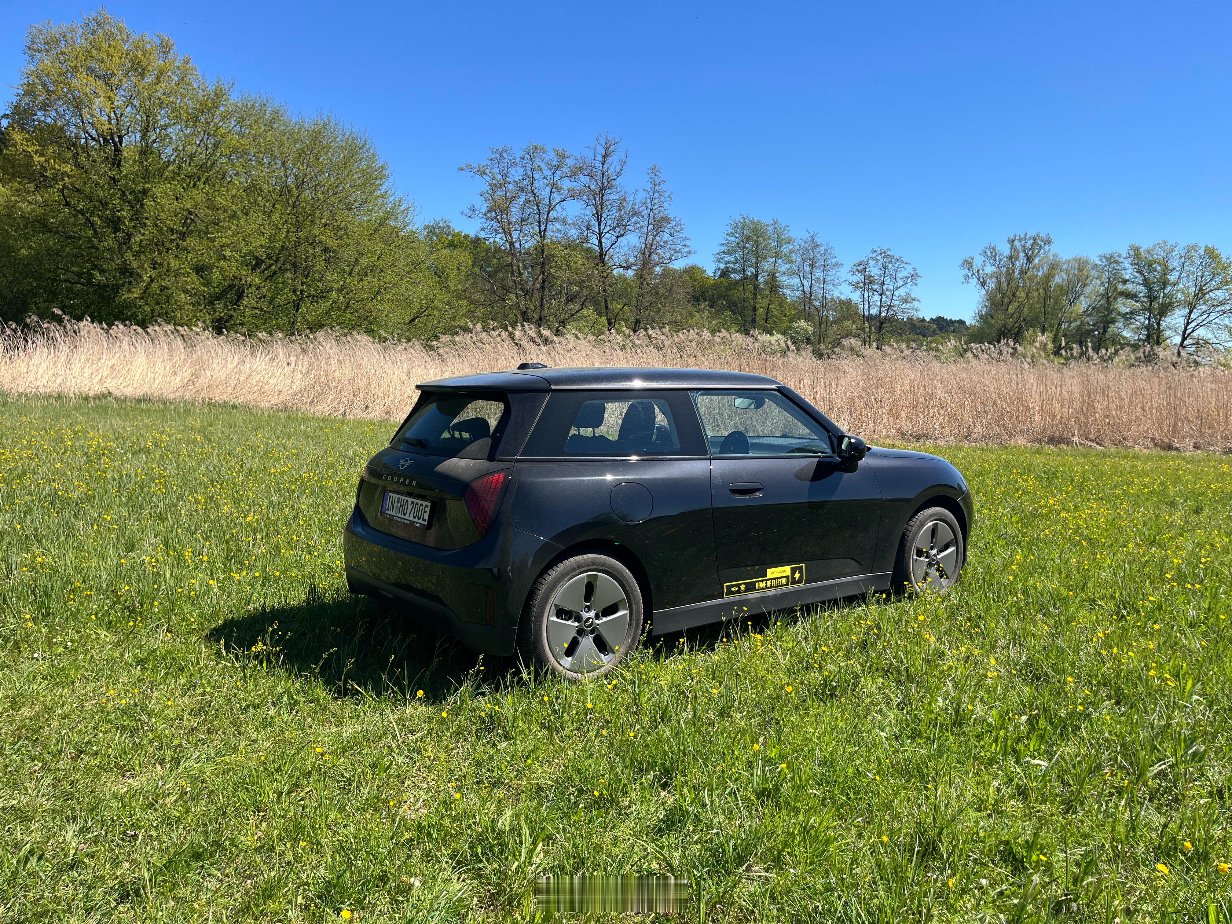 开了一礼拜Mini，大屏上除了调温度和驾驶相关的一些设置，其他的一个也没点开过，