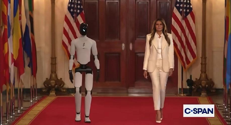 人形机器人只会翻跟头？
但美国的人形机器人只会走秀走T台！
翻跟头，就有些人的看