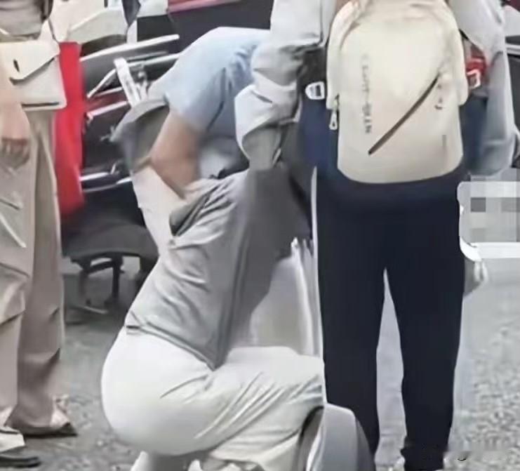 只差 1 分钟‼️学霸女孩无缘高考英语考场，母亲当场崩溃痛哭🔥🔥
高考考场迟