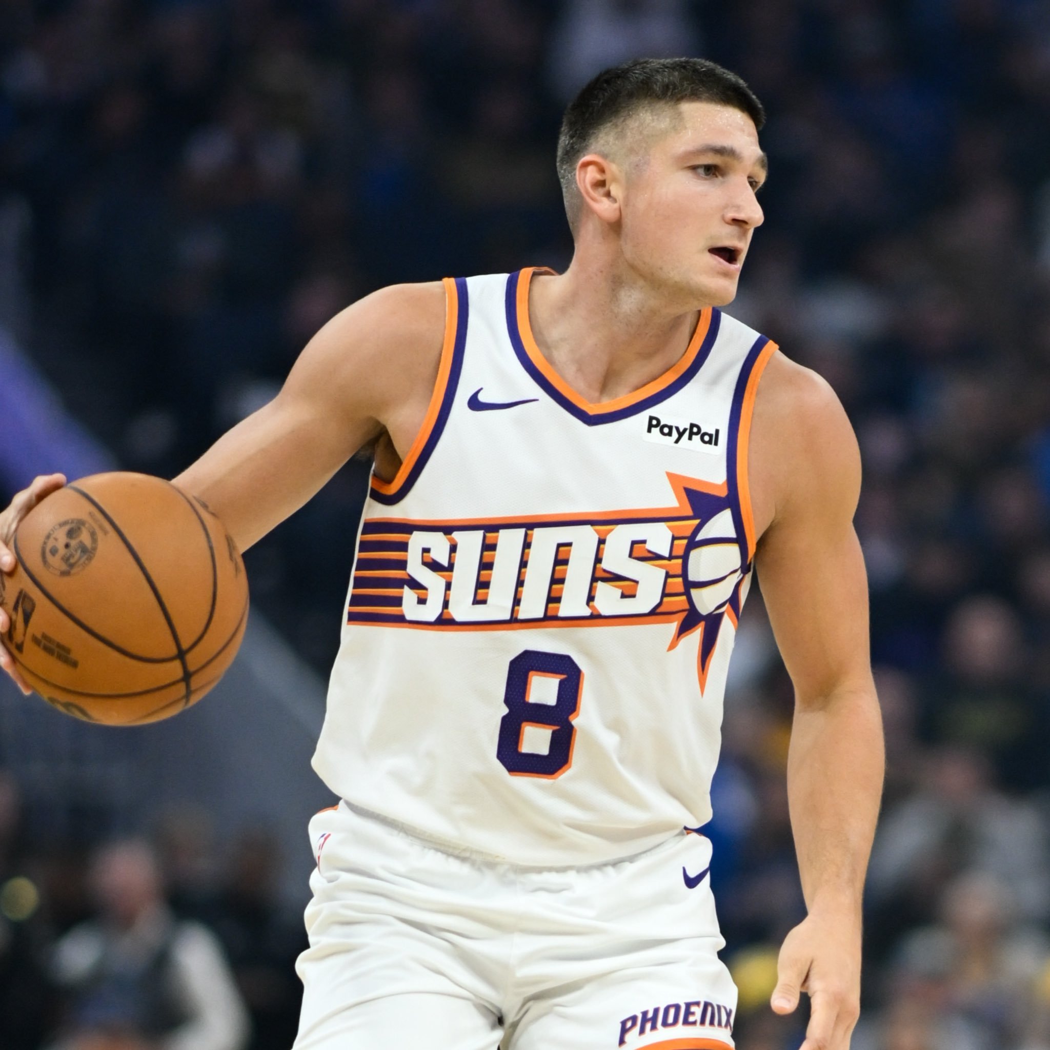 格雷森-阿伦在本赛季不知不觉间迎来了回暖。本赛季至今，场均16.6分、3.6篮板