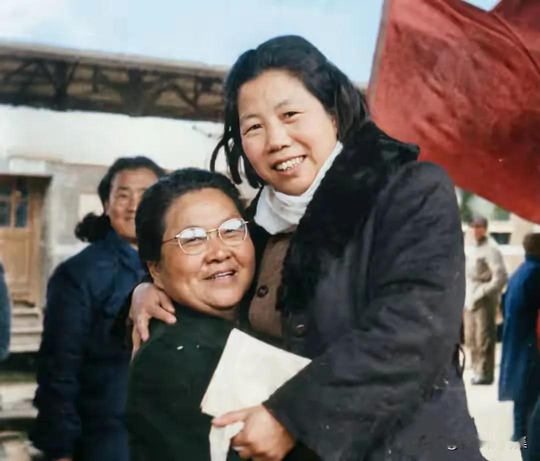 上世纪五十年代初，邓颖超与冯玉祥将军的夫人李德全亲切相拥时的照片。
早在抗日战争