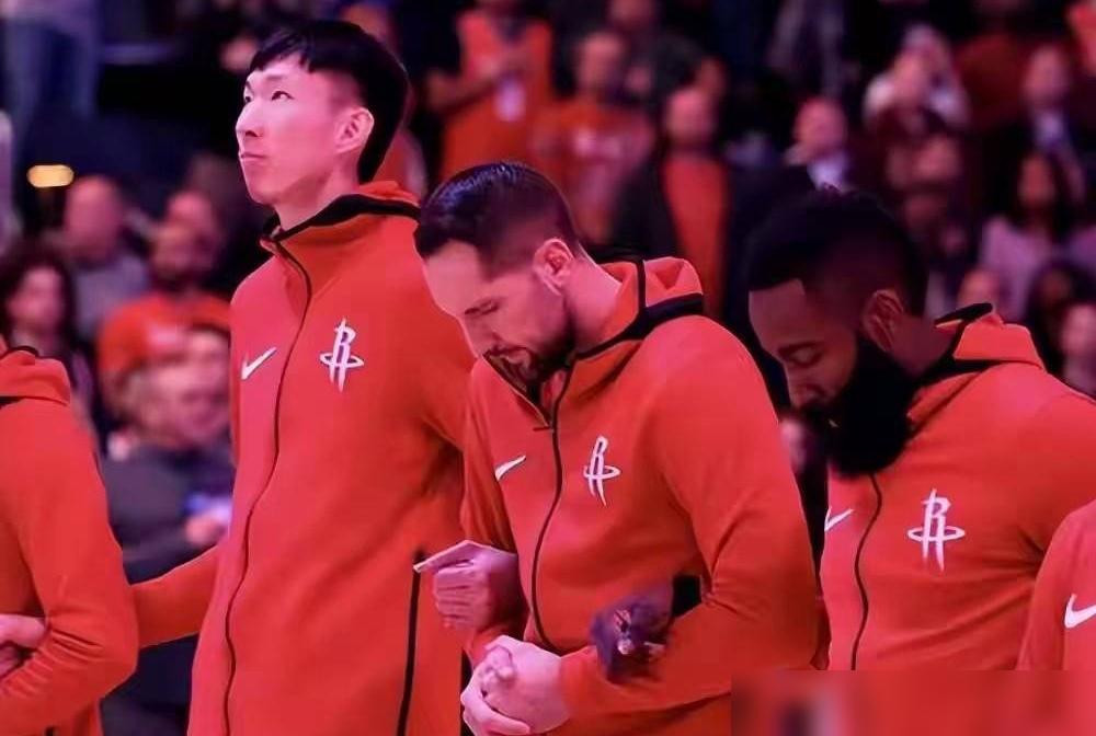 砰的一声！文班亚马整张脸砸在地板上，眼睛都直了，马刺整个赛季的希望，可能就这么没