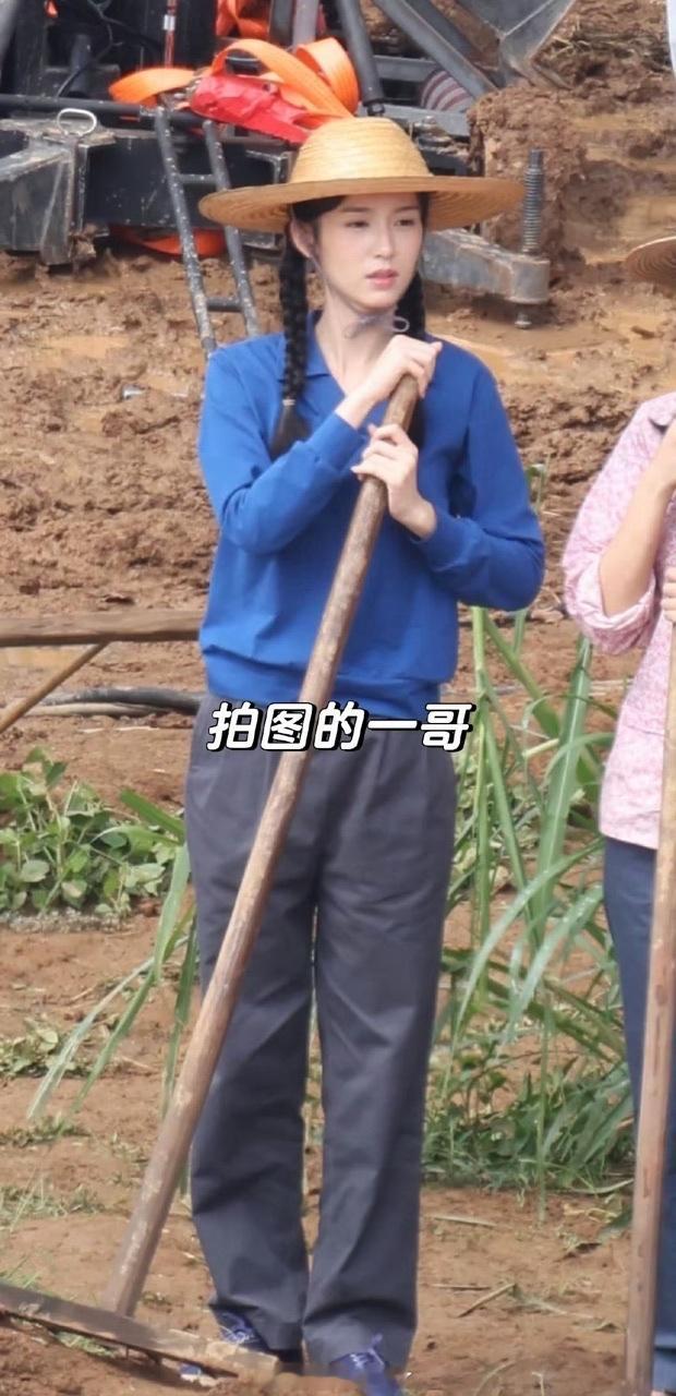 娱乐[超话]周也红舞鞋挖土路透周也挖土路透 ​​​周也红舞鞋挖土路透 ​​​