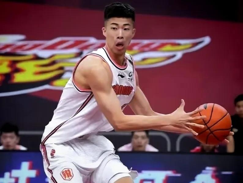 李英博合同到期离队，告别CBA赛场开启全新道路
 
广东男篮已经和内线球员李英博