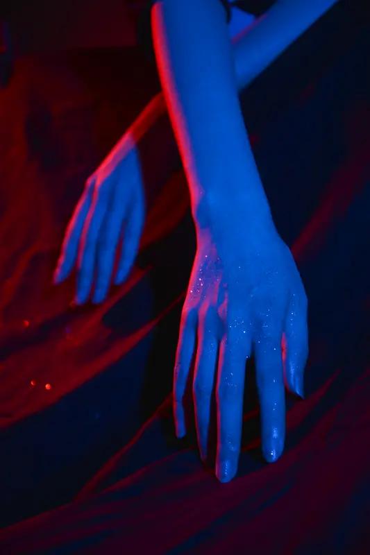 中美作为最有发展前景的两大国，其关系的发展趋势一般会走向既合作又竞争、压制与反抗