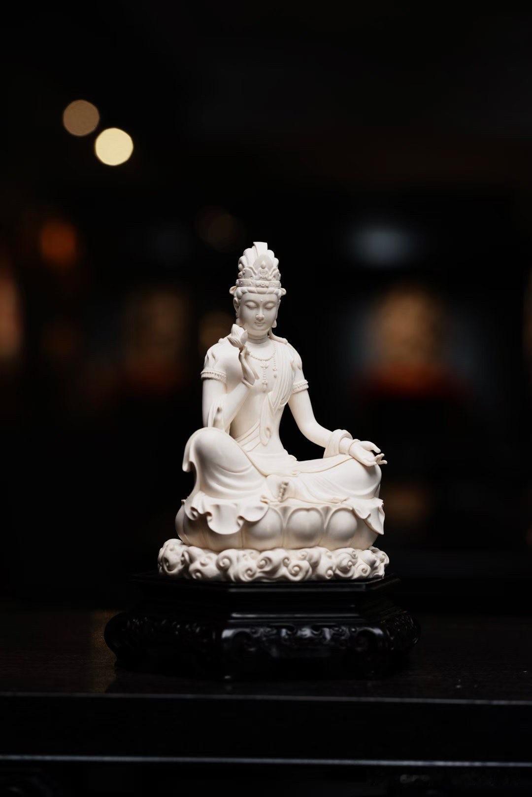 一朵莲花，一尊观音，便足以让案头安静下来。

温润细腻的材质，映衬着持莲观音娴雅