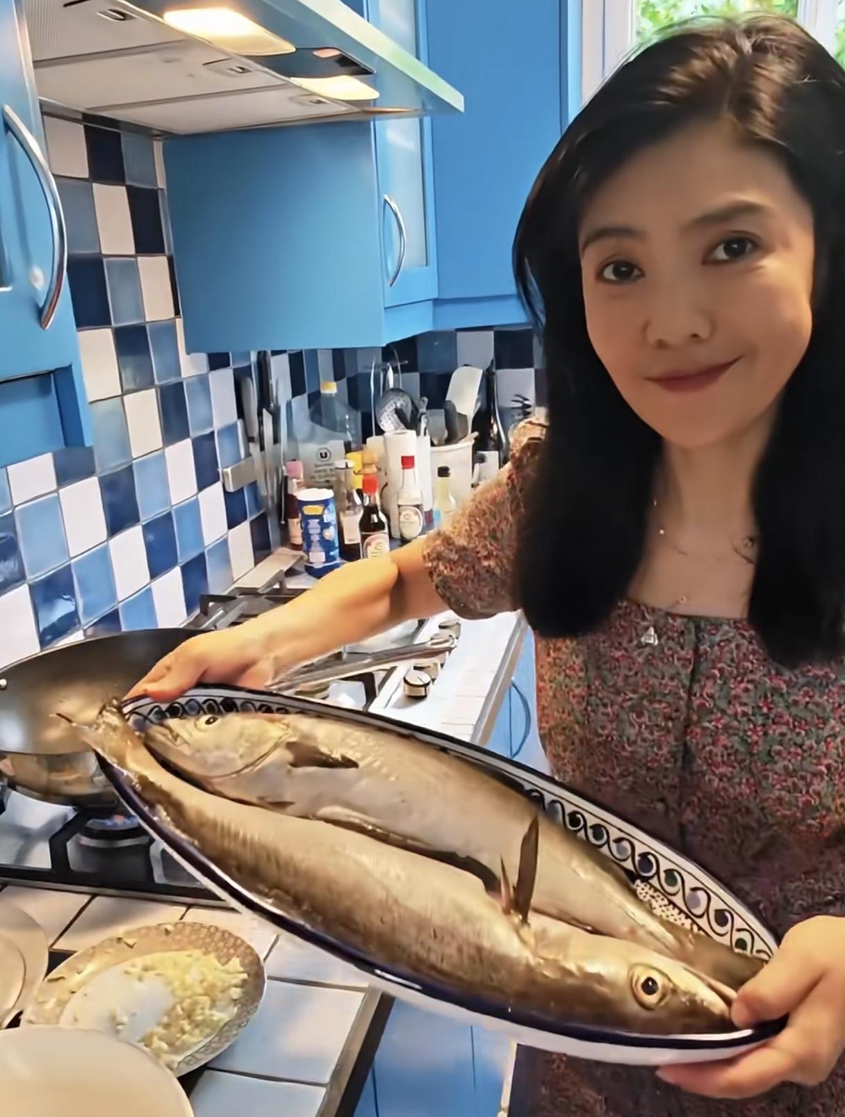 看来时尚芭莎主编苏芒这口气是要定了，给15口法国家人做饭的视频也没有删掉，最近还