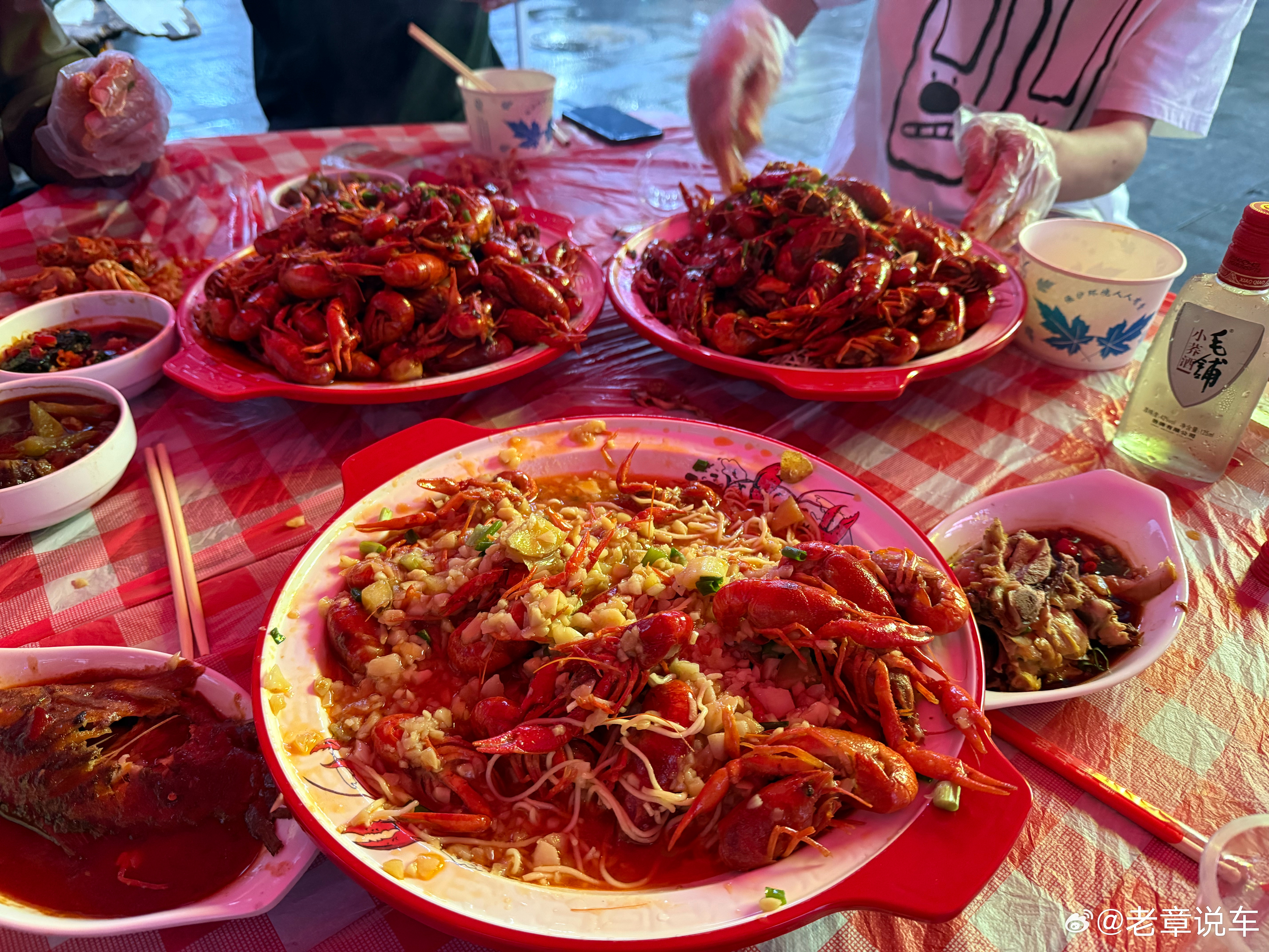 岔着吃，霸王餐，吃完不给钱那种霸王餐武汉龙虾龙虾  ​​​