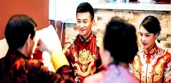 当年，奥运冠军吴敏霞大婚时，直接跪下给婆婆敬茶，婆婆则是一脸骄傲，婚后吴敏霞两次