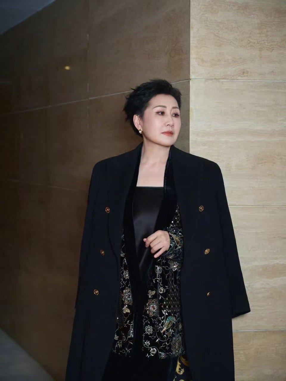 张凯丽63岁的状态63岁张凯丽状态超前，丝毫看不出岁月的痕迹，气质一如以往的好 