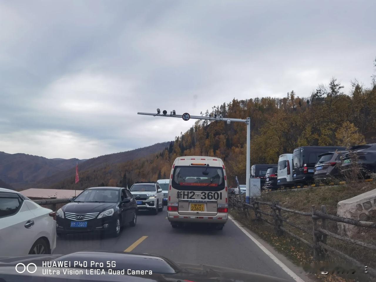#秋日生活打卡季#
         一路看景。还是在阿禾公路上单行行驶的舒服。