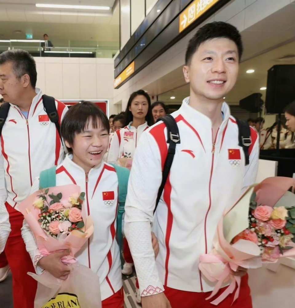#马龙给全红婵买帽子#啊天哪！带妹妹血拼满载而归的哥哥！俩人都好可爱呀[送花花]