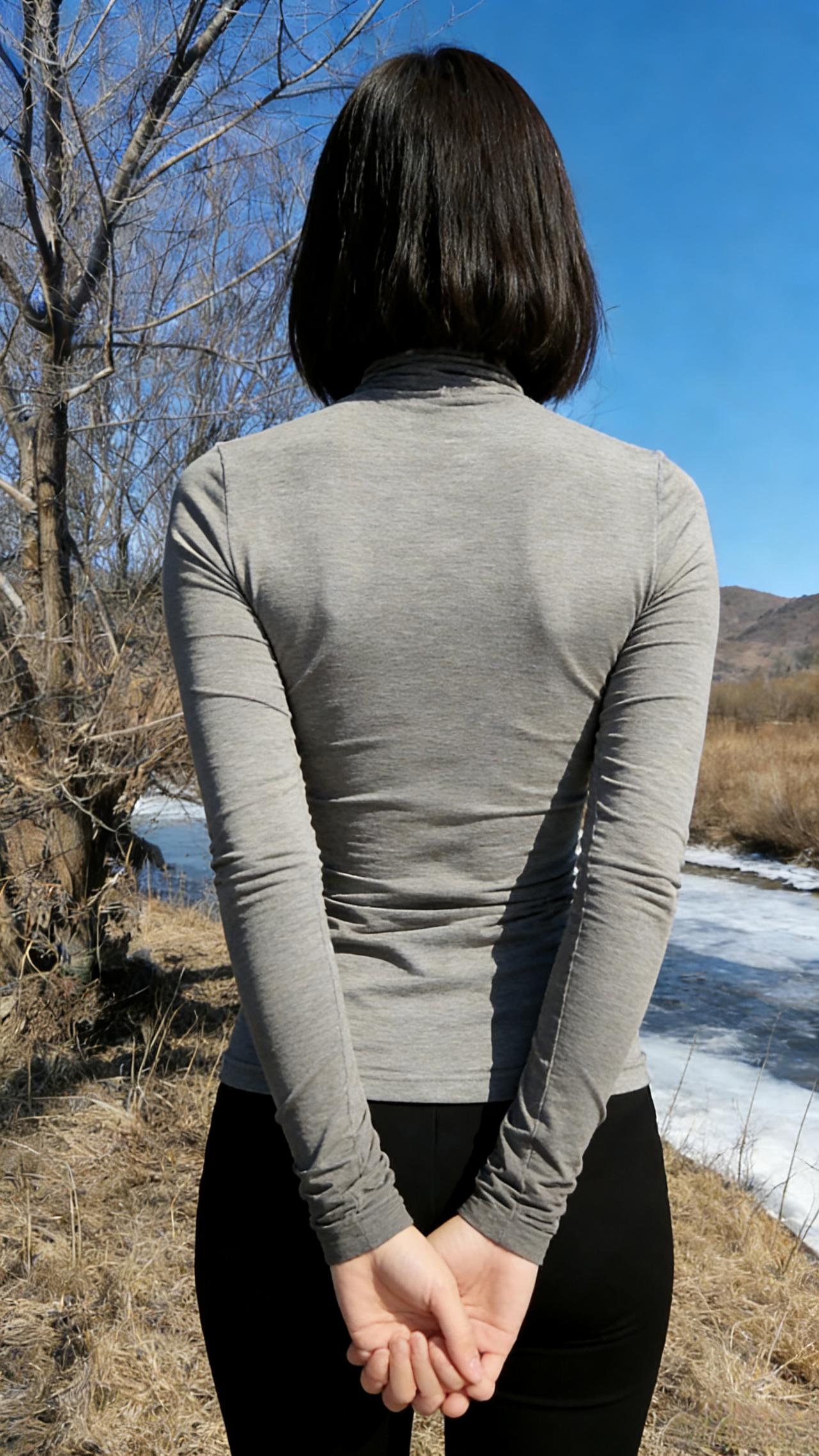 冰澌初泮，林杪晴光满。
浅立寒滩衣袂软，鬓影如云缭乱。
～
回身惊起沙鸥，东风暗