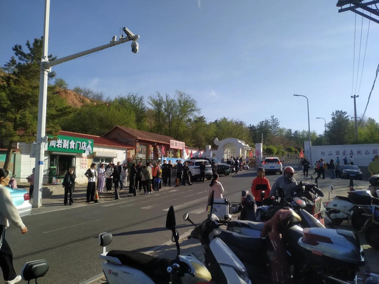 每到周末，赤峰红山国家森林公园游人都络绎不绝，特别是搞团建的在此组织爬山比赛等娱