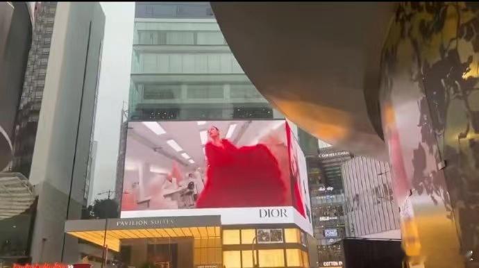 #新浪娱乐[超话]##迪丽热巴海外地广##迪丽热巴法国地广# ​​​迪丽热巴在海
